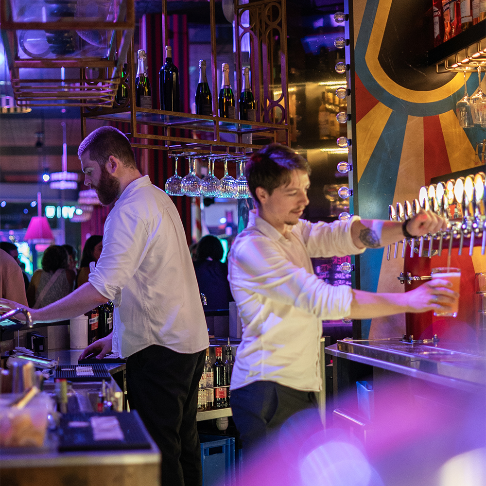 Bar à jeux bordeaux, fléchettes, shuffleboard, mini golf