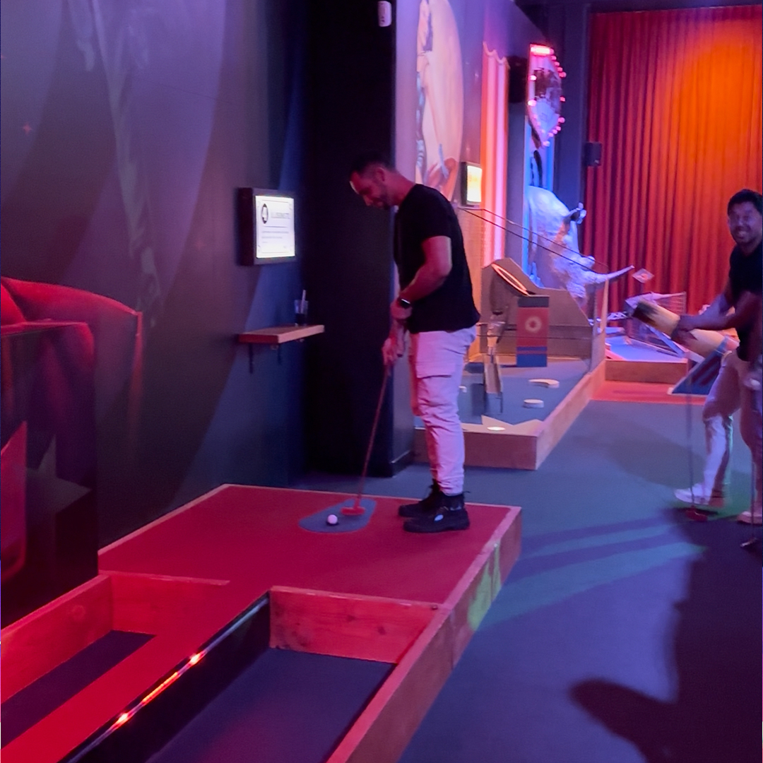 Bar à jeux bordeaux, fléchettes, shuffleboard, mini golf