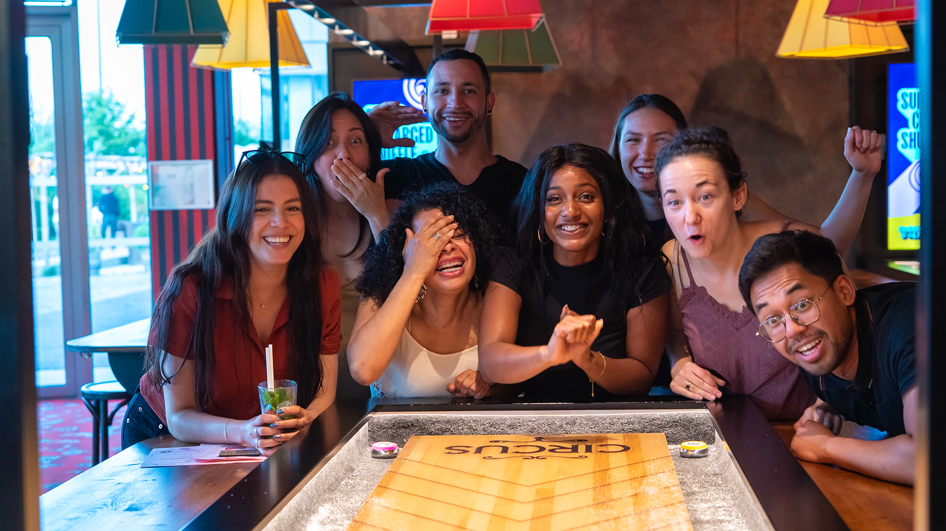 Bar à jeux bordeaux, fléchettes, shuffleboard, mini golf