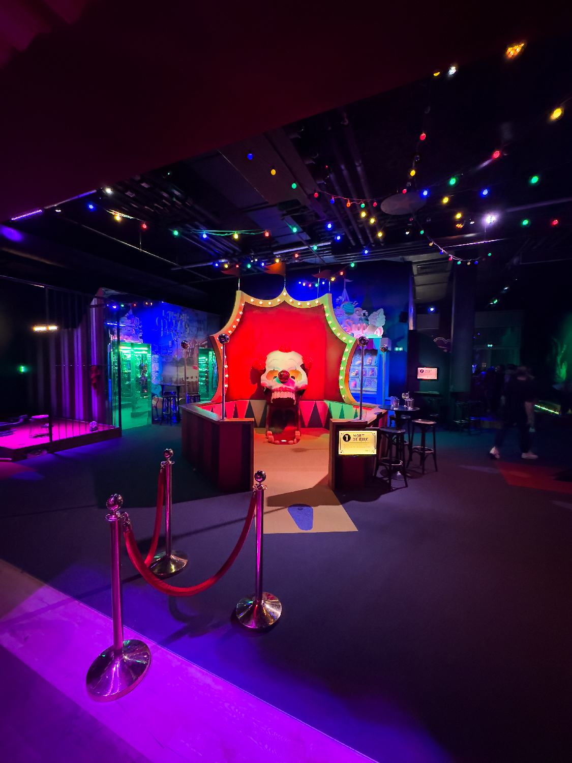 Flocus bar à jeux bordeaux